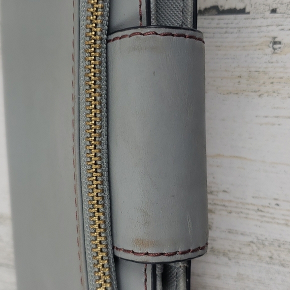 Fossil gray cowhide leather wallet, some wear to closure tab, otherwise clean - Picture 4 of 8